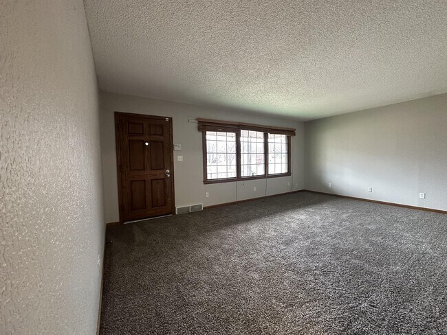 Building Photo - 714 S Fabrique Dr