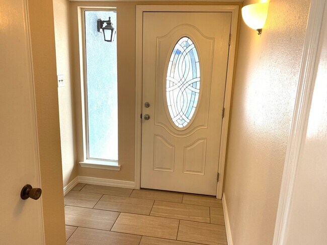 Foto del edificio - Home For Rent | 3 Bed | 2 Bath | 2 Car Gar...