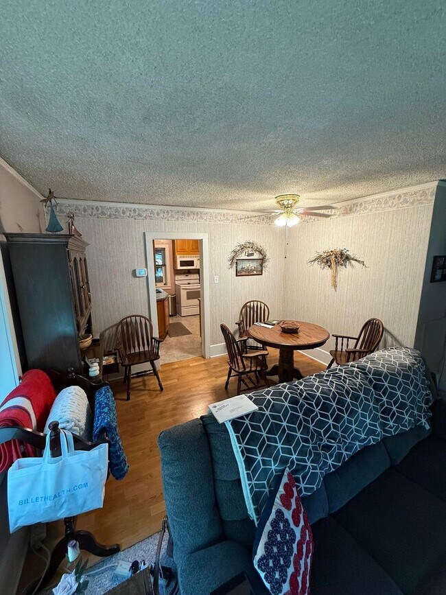 Building Photo - Warm & Furnished 2BR Home Near Billings Cl...