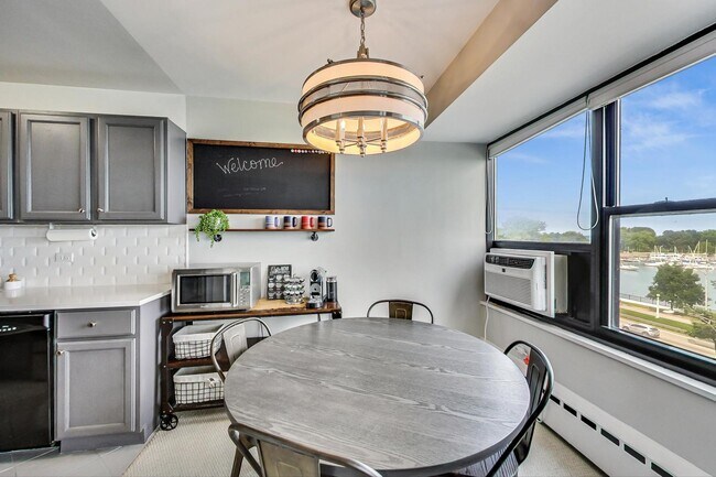 Foto del edificio - 3410 N Lake Shore Dr