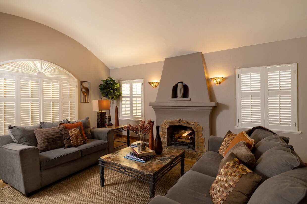 Sala de estar - 2141 W 83rd -Furnished + Utilities Paid!