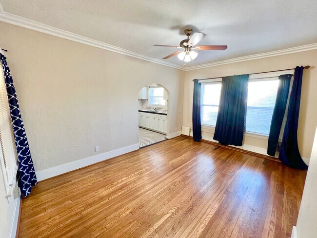 Building Photo - Charming Vintage 1-Bedroom Near Downtown L...