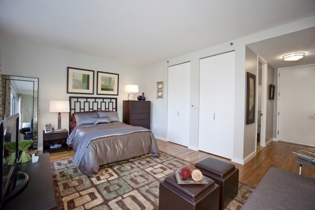 Foto del edificio - *NO FEE* BRAND NEW RENOVATED UNIT--HIGH CE...