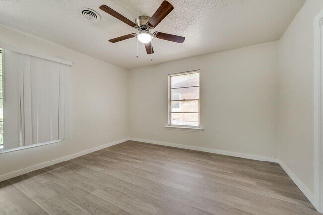 Building Photo - Welcome to this beautifully maintained hom...