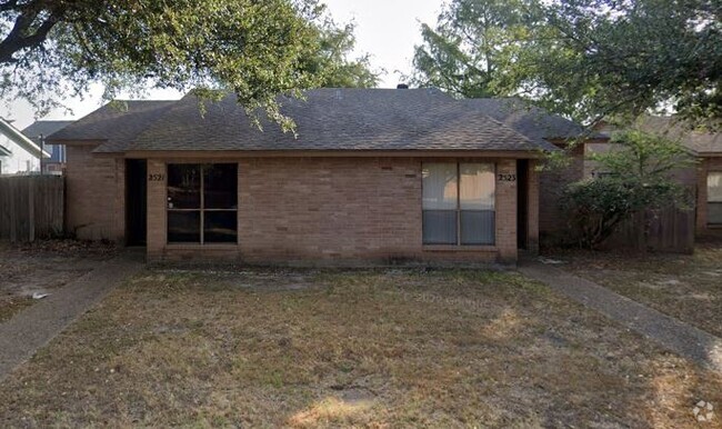 Building Photo - 2520 Cypress Dr