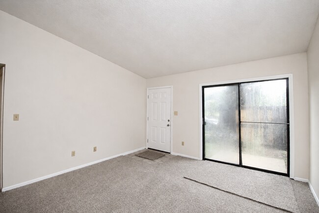 Foto del edificio - Freshly Updated 2BR Unit Near Old Palafox Hwy with New Wood-Look Flooring, Vaulted Ceilings & Uti...