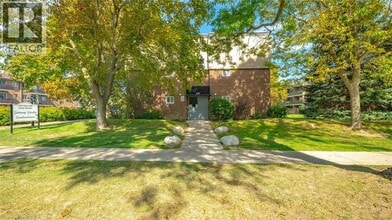 Building Photo - 640 GREY St