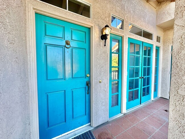Foto del edificio - Beautiful Upstairs Condo Unit in the Priva...