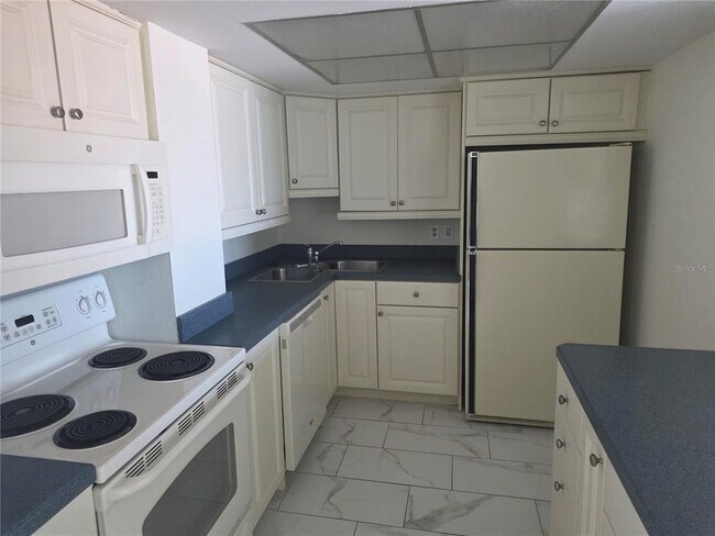 Foto del edificio - 4900 Brittany Dr S