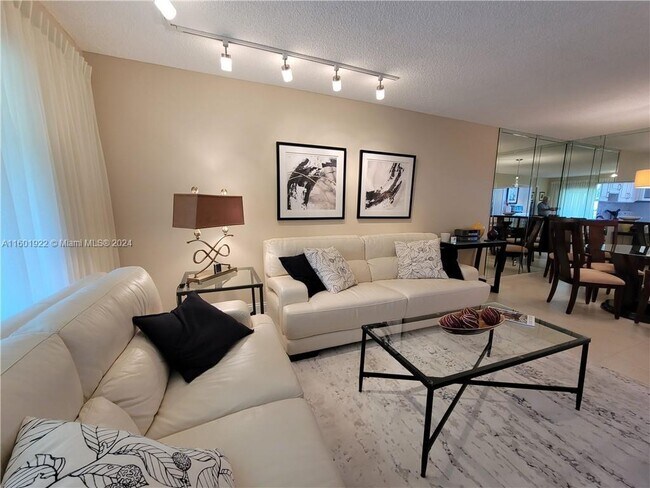 Foto del edificio - 3774 Inverrary Blvd