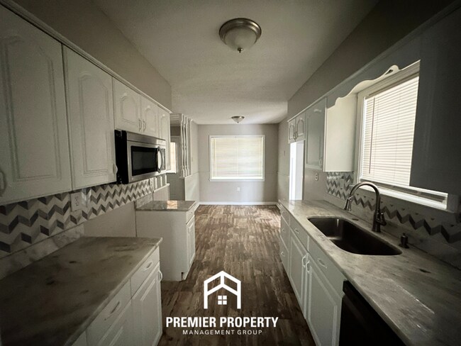 Foto del edificio - Spacious 4BR/3BA Memphis Home with Fireplace, Covered Patio & Fenced Yard