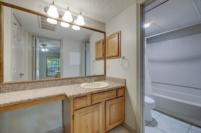 Building Photo - 1311 Antoine Dr