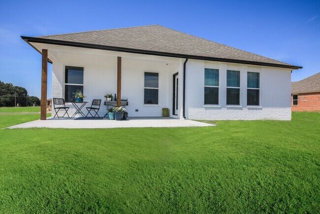 Building Photo - 3/2/2 PLUS Office! Broken Arrow Schools! W...
