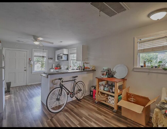 Foto del edificio - 3 Bedroom 1 Bath Apartment - Downtown Char...