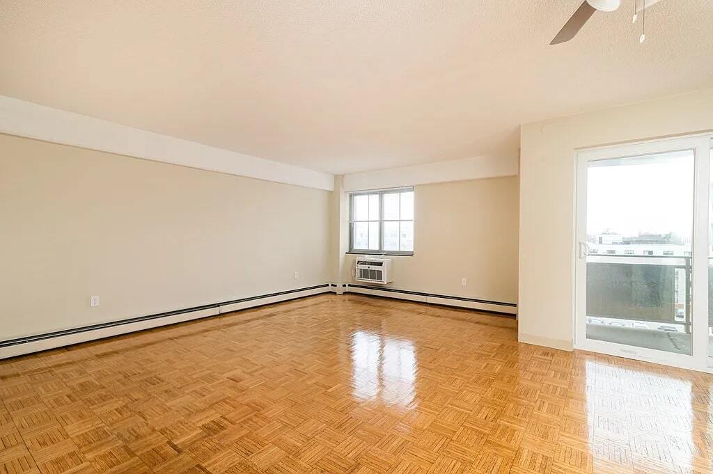 Primary Photo - 1025 Hancock St