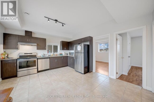 Building Photo - 11 Chestnut St E