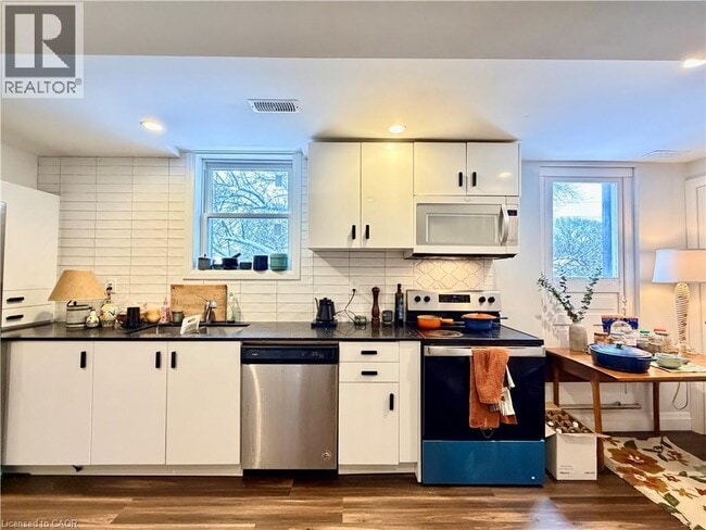 Building Photo - 25 Krug St