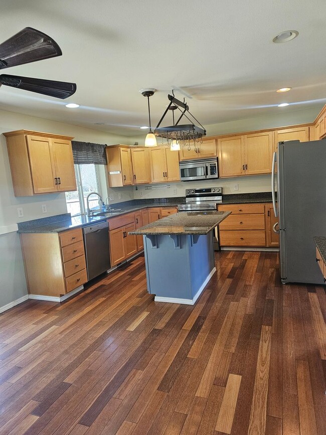 Building Photo - 4 bedroom shy 2500 sqft home in gated cmty!