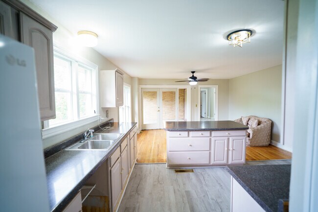 Cocina y sala familiar - 3503 Geneva Cir