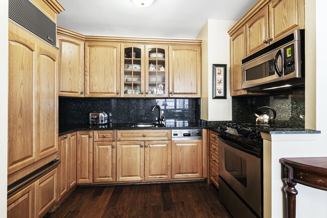 Building Photo - No Fee - Furnished Savoy Jr. 4, 1.5 BA