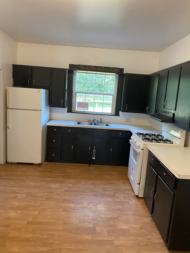 Kitchen with new fridge on the way - 920 Hall St
