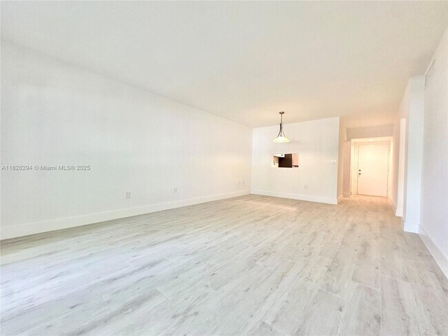 Building Photo - 6890 N Kendall Dr