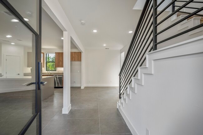 Building Photo - 10728 Twin Oak Dr