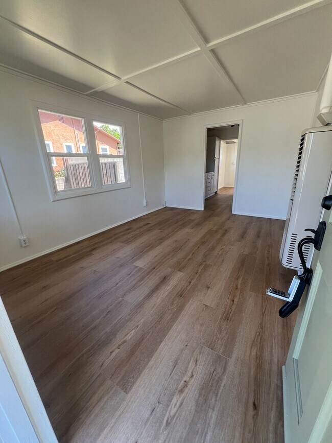 Foto del edificio - CHARMING! Remodeled 2 Bedroom home with storage and yard