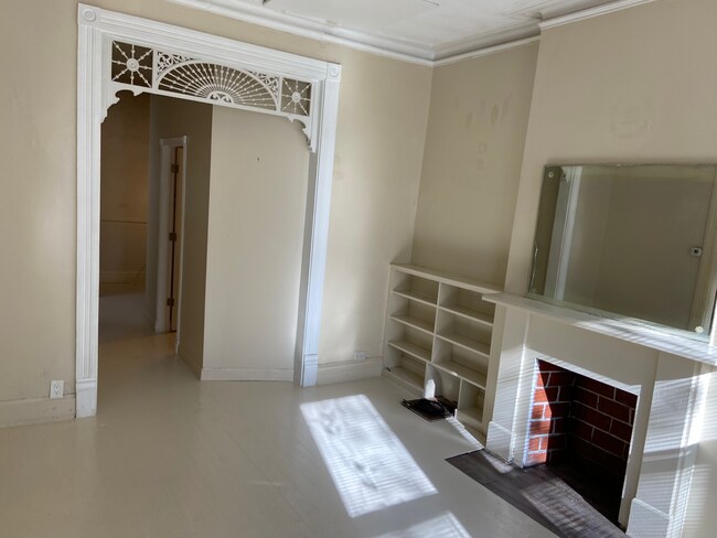 Sala de estar desde la puerta - 2440 W Lexington St