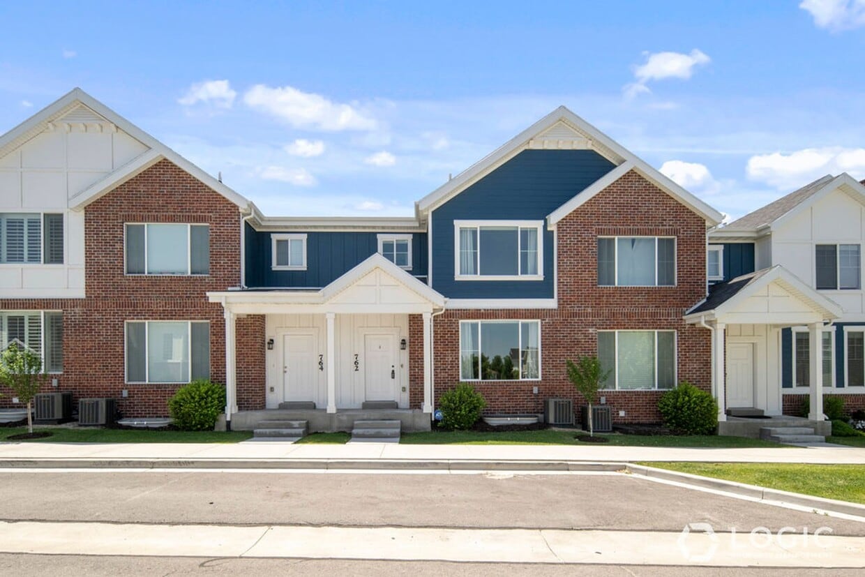 Primary Photo - Beautiful Townhouse in Sandy!