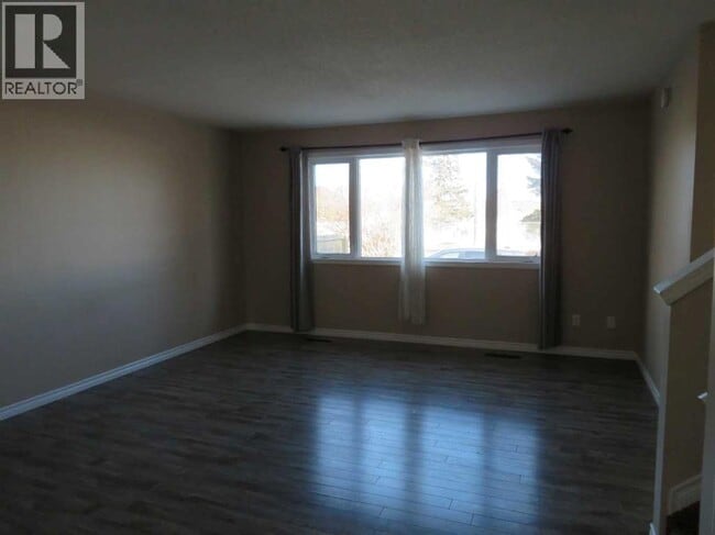 Photo du bâtiment - 5524-5549 49 Ave