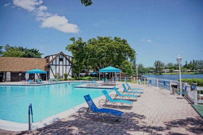 Building Photo - 3740 Inverrary Dr