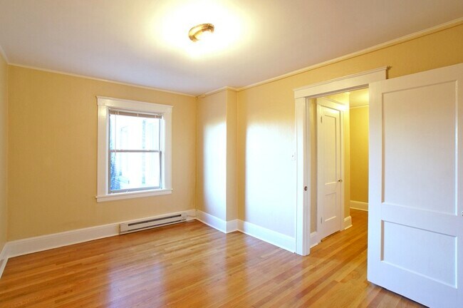 Quiet bedroom with hardwood floors, high ceilings, large closet - 1621 17th Ave