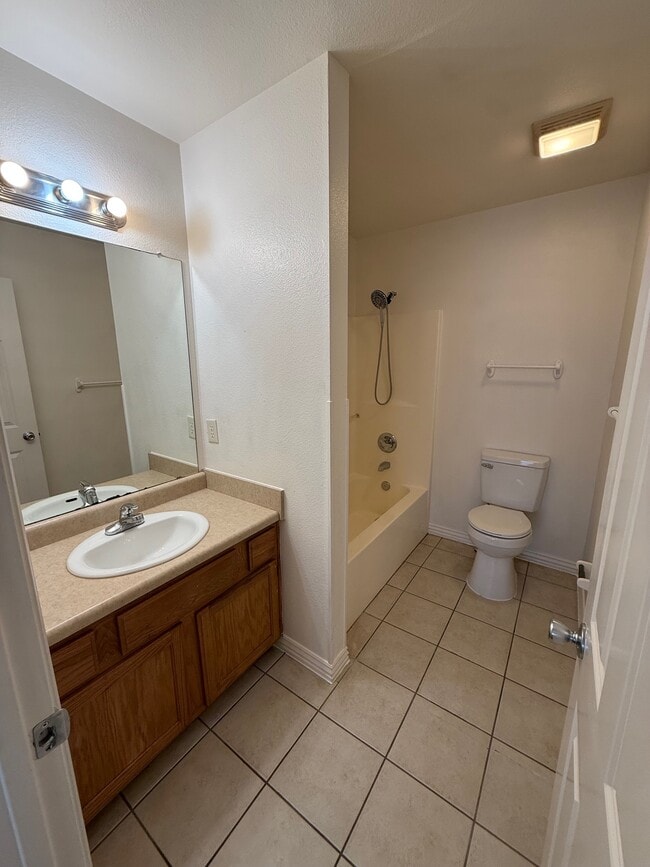 BAÑO PRINCIPAL - 2910 Meridian Plz