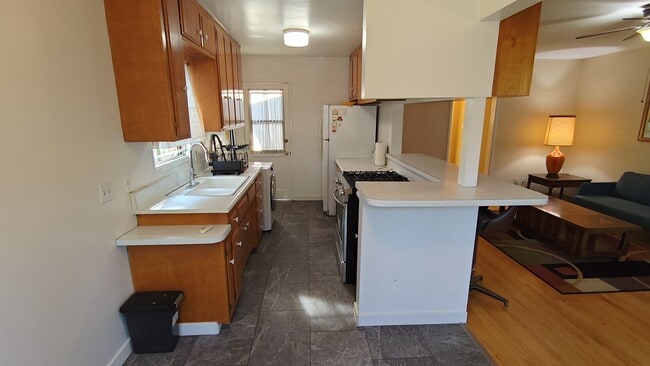 Kitchen - 2471 Riverside Pl