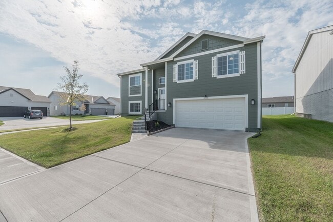Building Photo - Open-Concept 3-Bedroom with Corner Lot Vie...