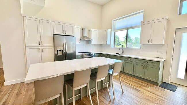 Foto del edificio - Beautifully Remodeled Top to Bottom Single...