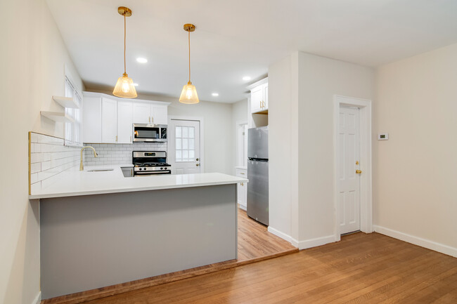 Huge breakfast bar - 246 Spruce St