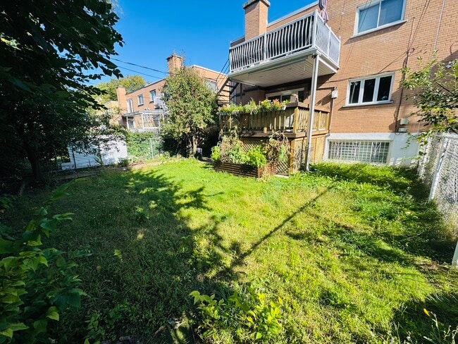 large private yard, sunsets in back - 5287 Rue De Lamotte