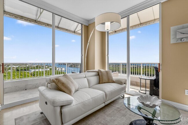 Building Photo - 700 E Boynton Beach Blvd