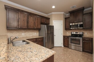Building Photo - 3110 Claremont Dr