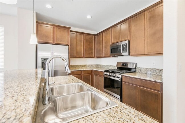 Foto del edificio - The Tahoe - Luxury 3 Bedroom, 2.5 Bath Townhome with Full 2 Car Garage