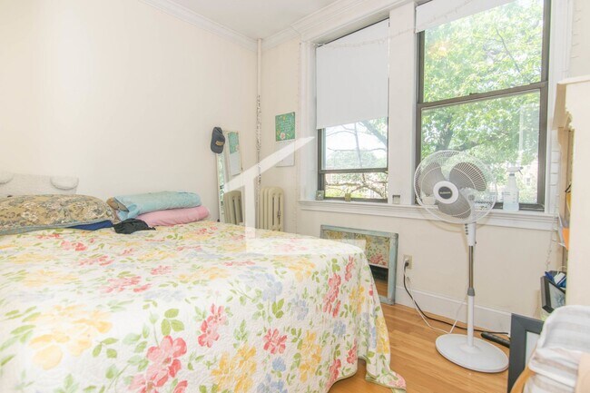 Building Photo - Beautifully updated 3 bed unit next to the...