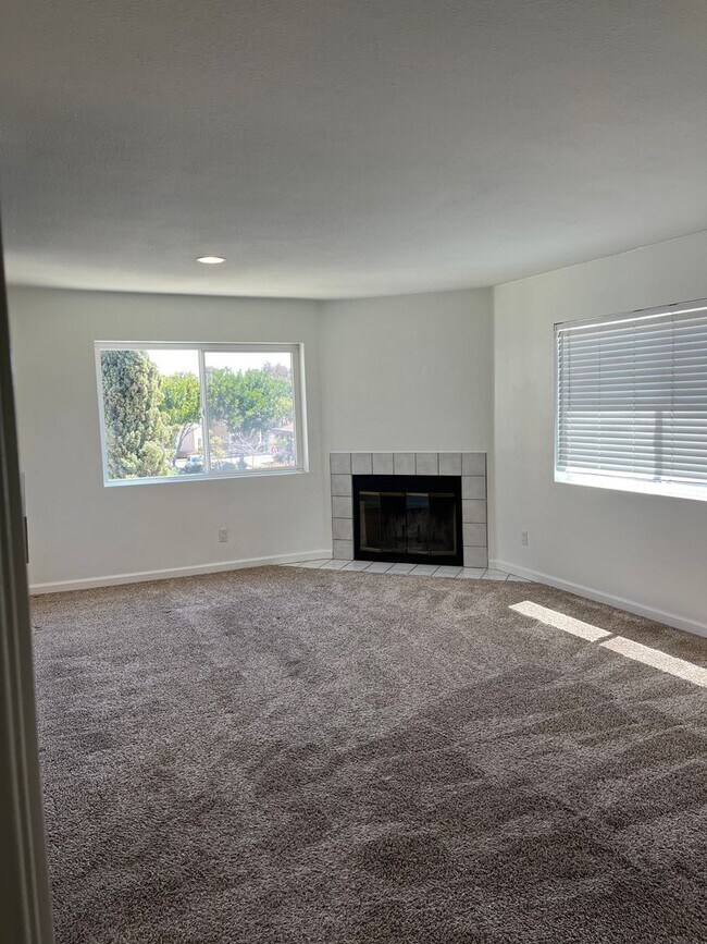 Foto del edificio - Upstairs Corner Unit in the Verano Complex