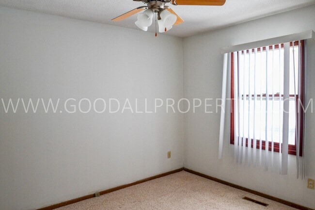 Foto del edificio - 2 Bedroom One Bath Duplex with garage