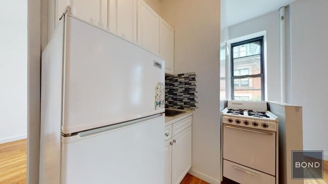 Building Photo - 324 E 91st St