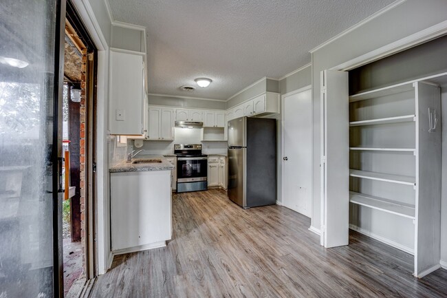 Building Photo - Freshly Renovated House!