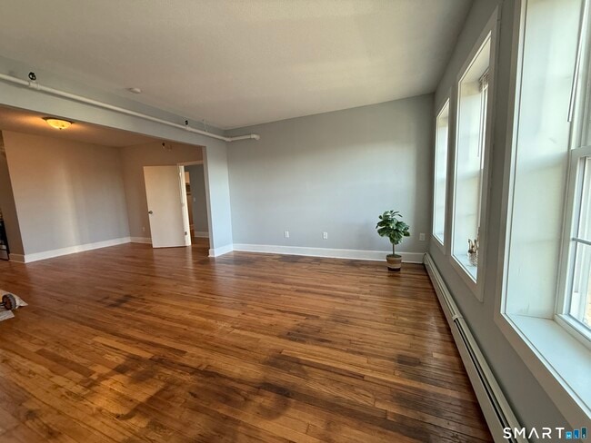 Building Photo - 187 Bank St