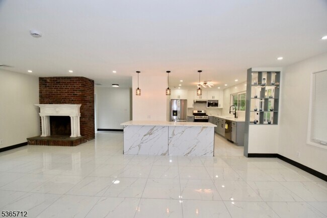 Foto del edificio - 53 Pine Grove Rd