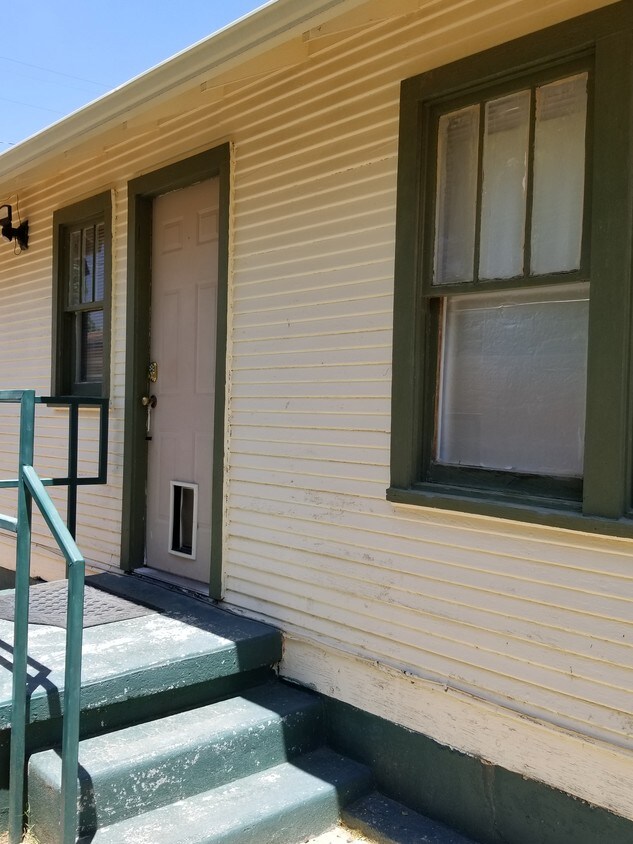 Primary Photo - 309 N Halagueno St